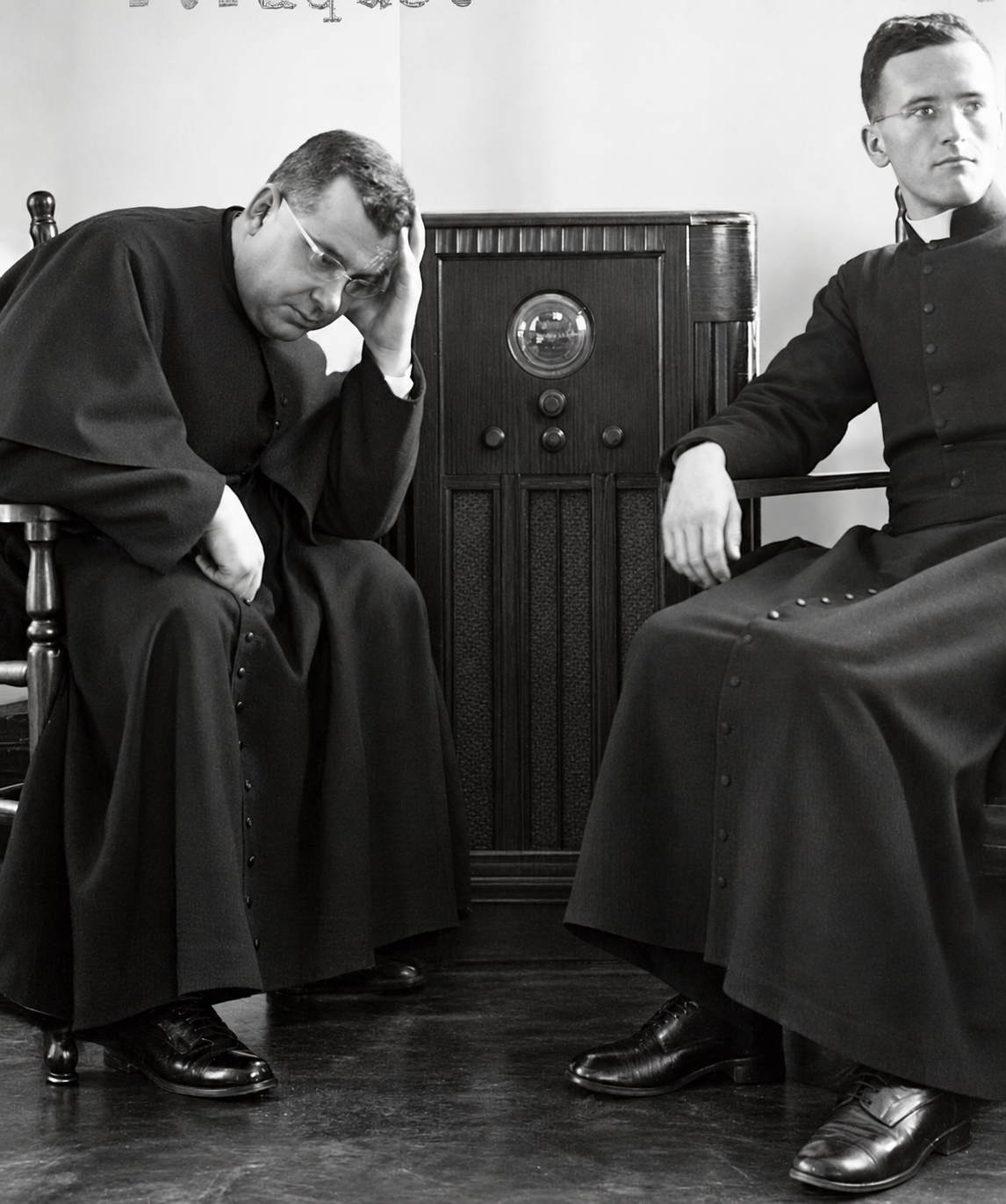 P. Paquet et P. Babin en 1940 écoutant les nouvelles de la guerre