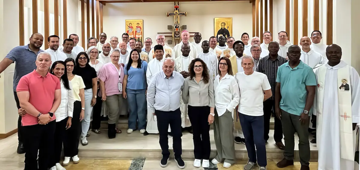 Membres de la famille eudiste réunis dans une chapelle