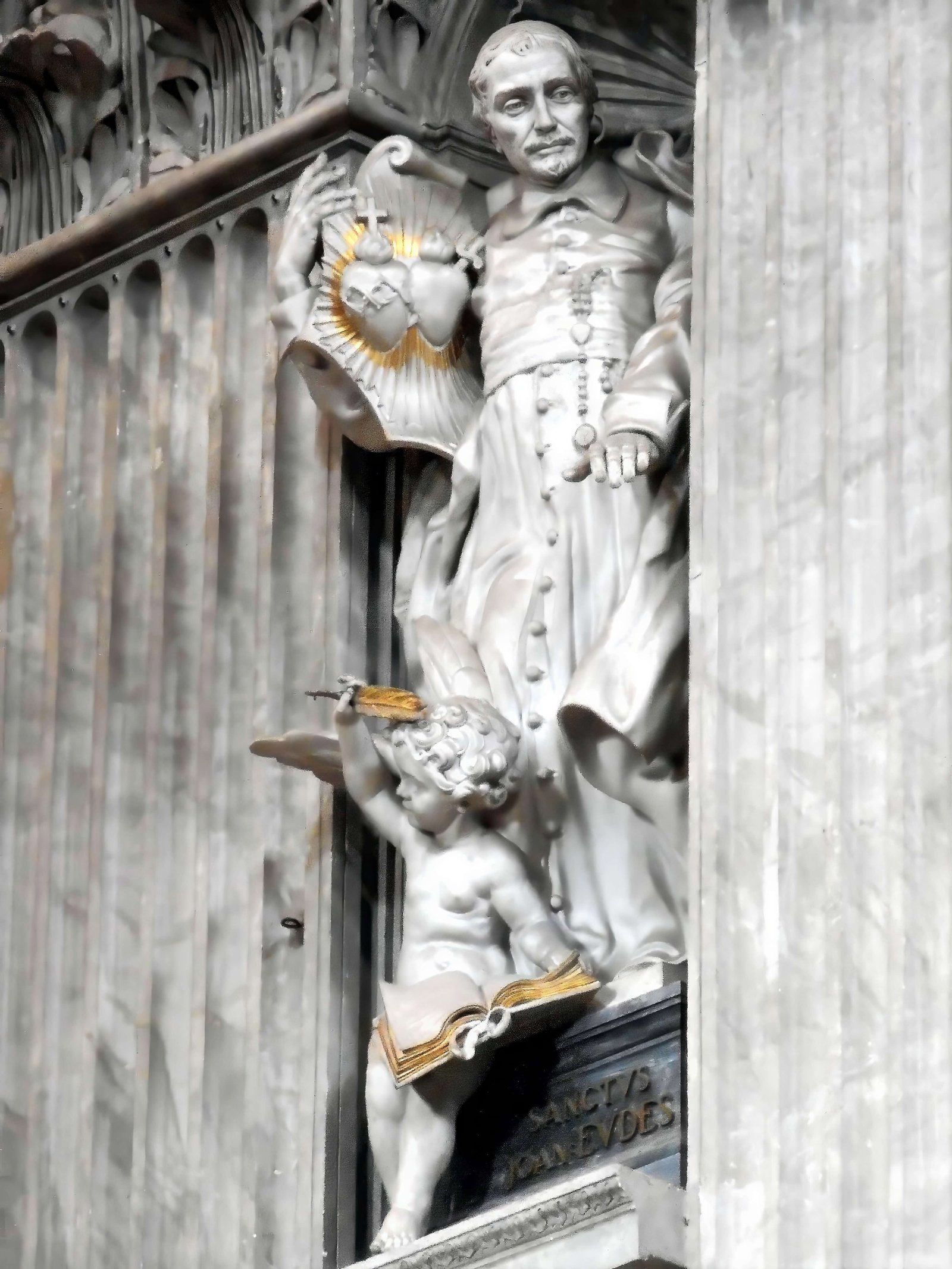 Statue de saint Jean Eudes tenant les Cœurs de Jésus et de Marie